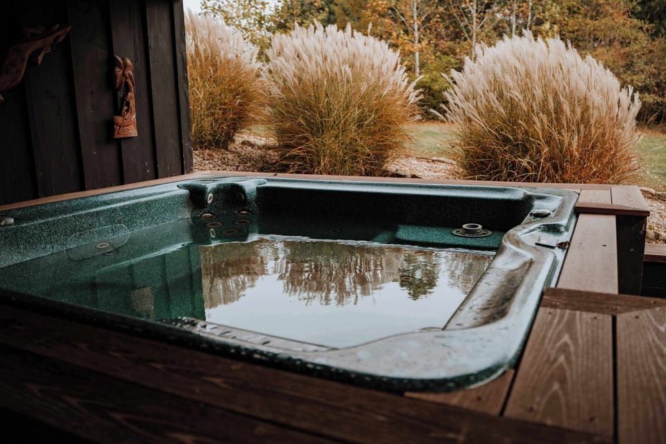 Covered hot tub for 8 people
