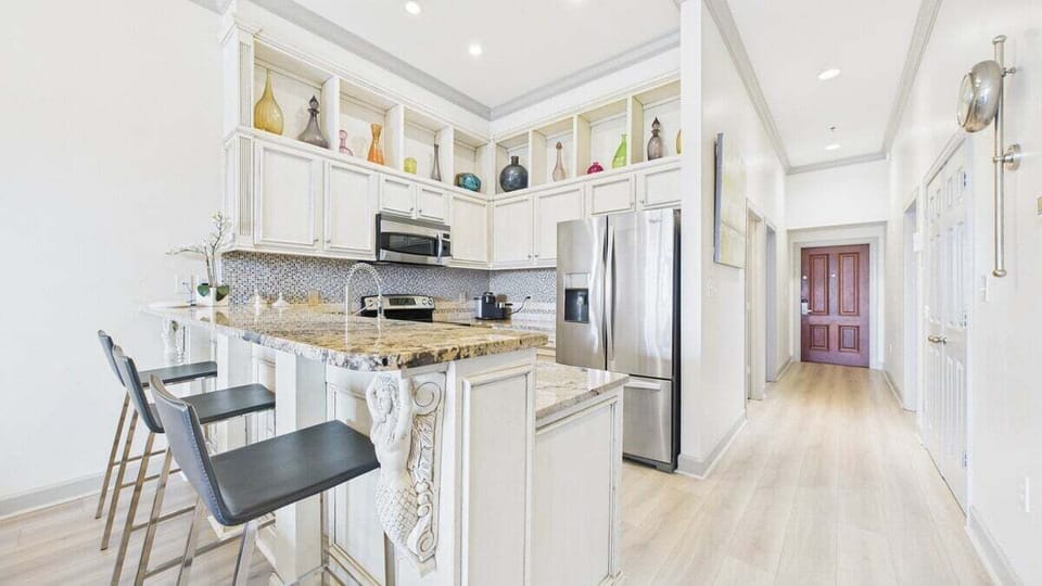 Full kitchen and breakfast bar equipped with all the cooking essentials
