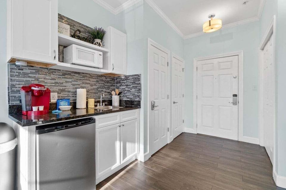 Entrance area and kitchenette