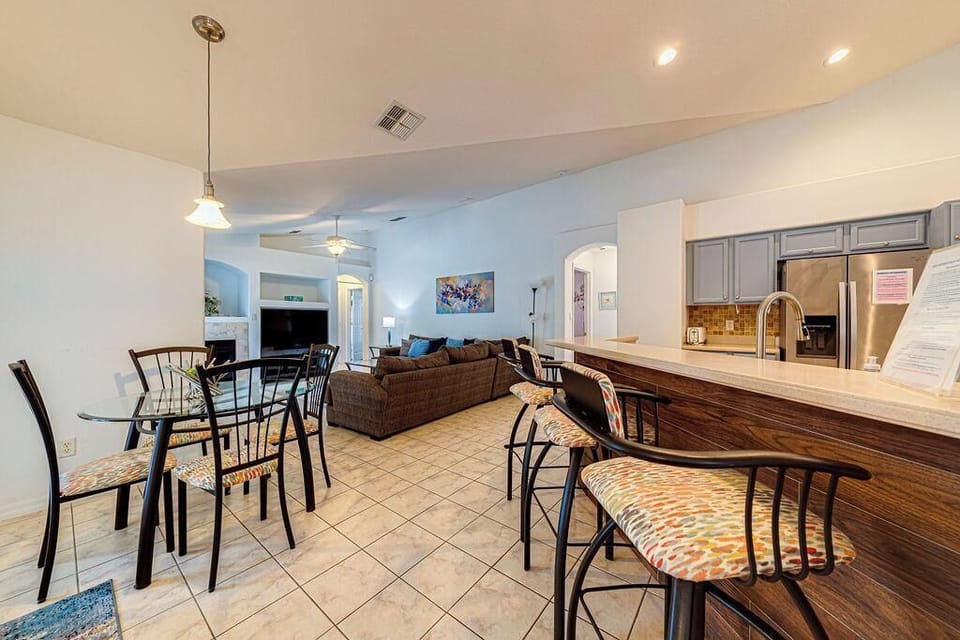 Kitchen sitting area 