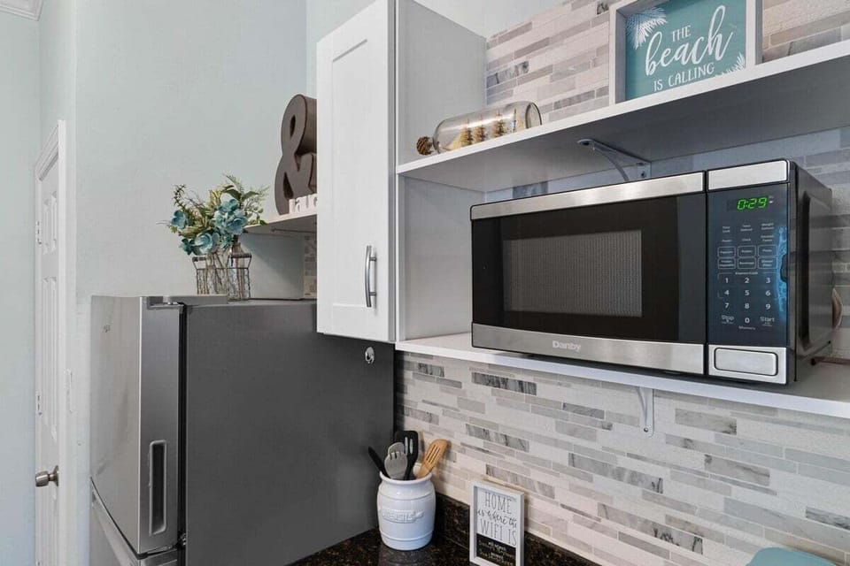 Kitchenette with full size refrigerator