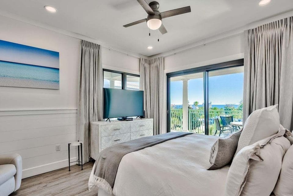 King size bed with balcony access