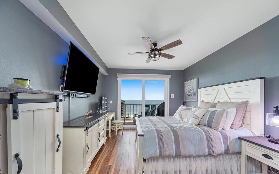 Ensuite King bedroom with balcony access