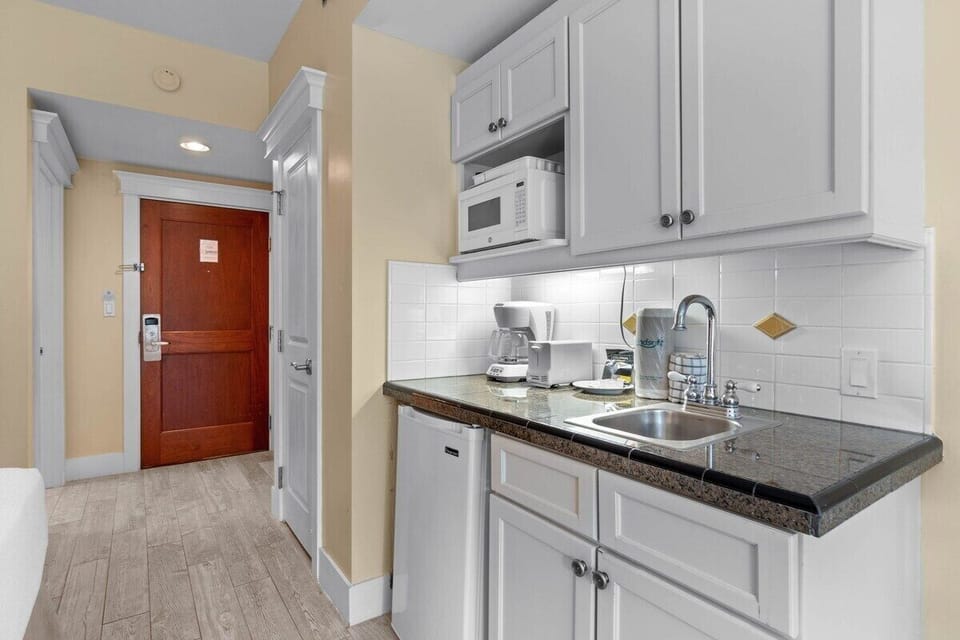 Kitchenette with microwave and mini fridge