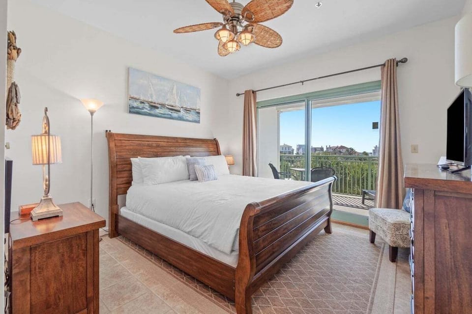 King size bed with balcony access