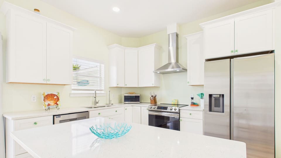 Full kitchen with island and breakfast bar equipped for all of your culinary desires