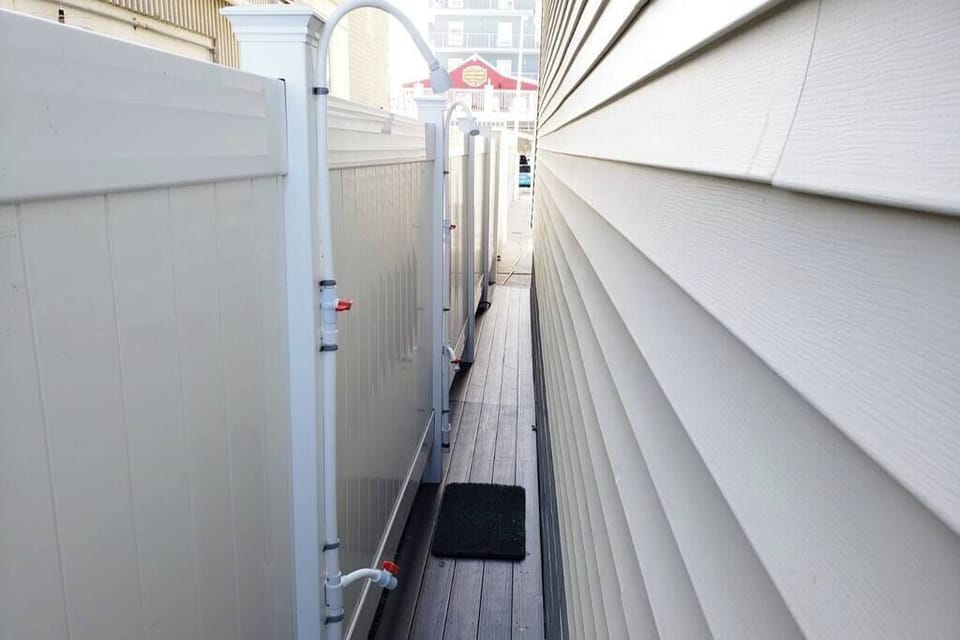 Outdoor rinsing station SHARED BY OTHER GUESTS