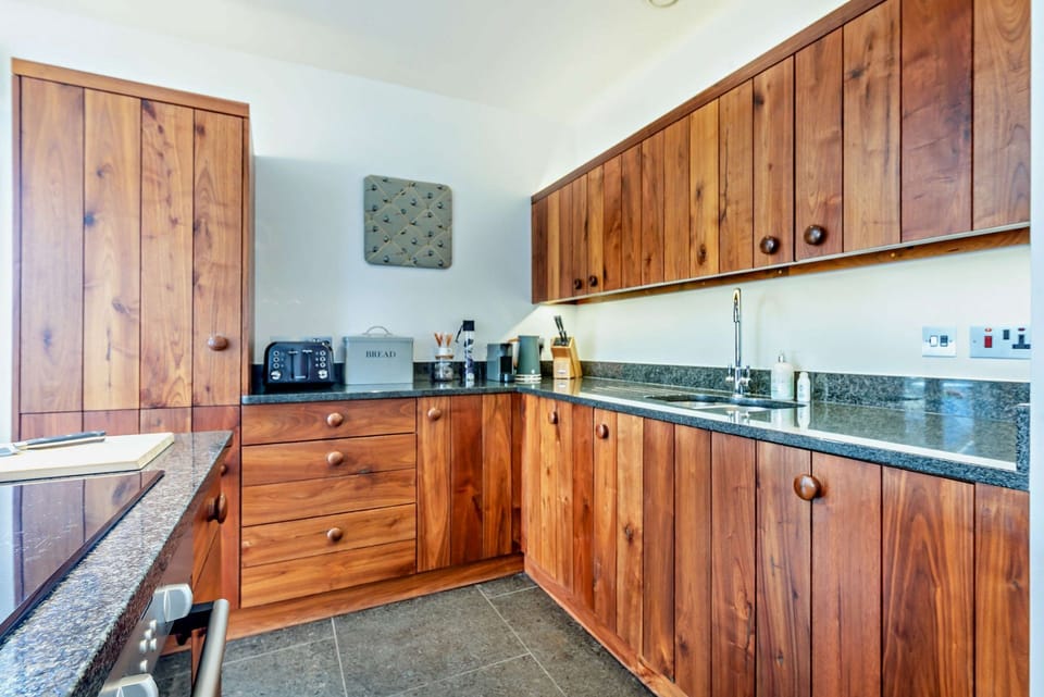 Walnut Barn Kitchen - StayCotswold