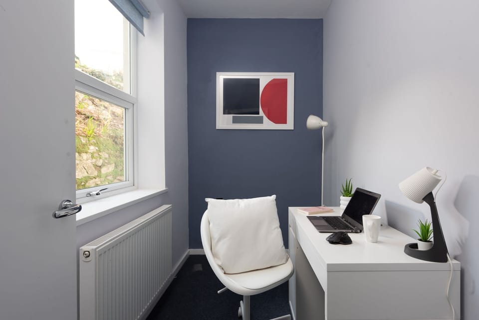 An office room with a desk and seats - Blue Yonder