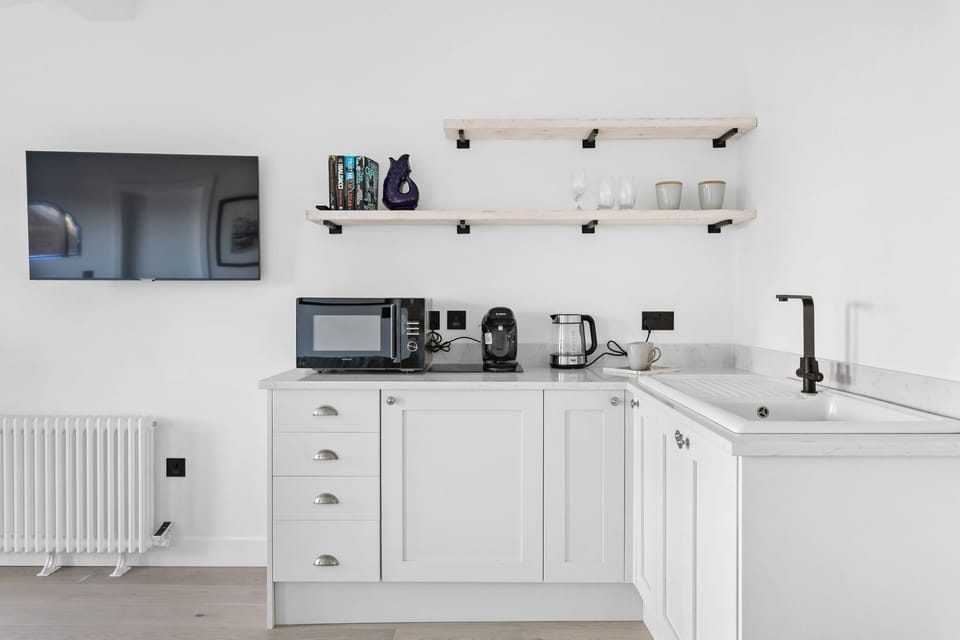Kitchenette, Smart TV, cupboard storage - The Sail Loft Suite