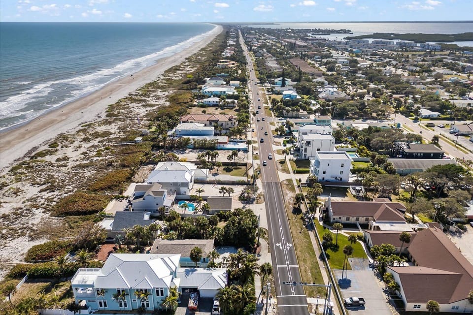 Located close to local restaurants, shops, and activities
