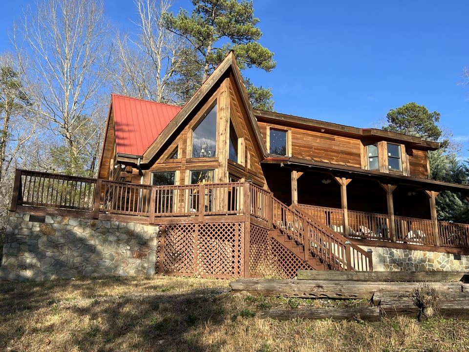 Welcome to Williams Retreat! Located in Riverbend at Lake Lure, a hidden gem!
