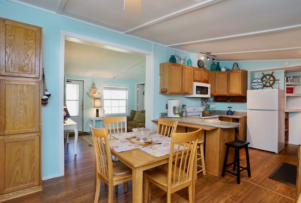 Eat in kitchen