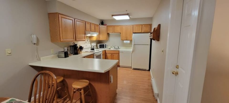 Full Kitchen with Breakfast bar
