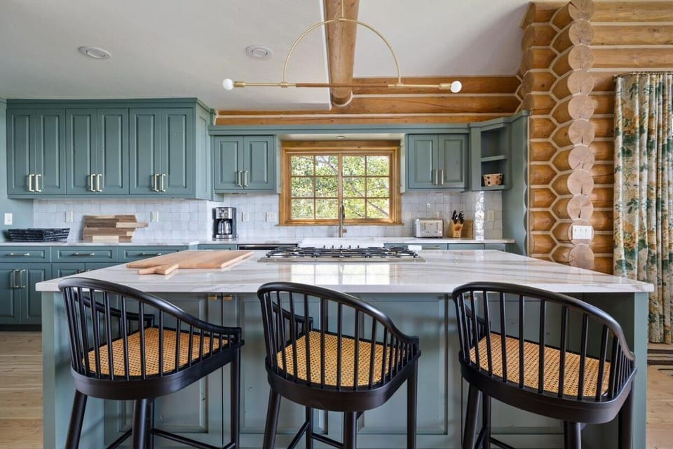 Cook together at the oversized island with chef-worthy gas cooktop.