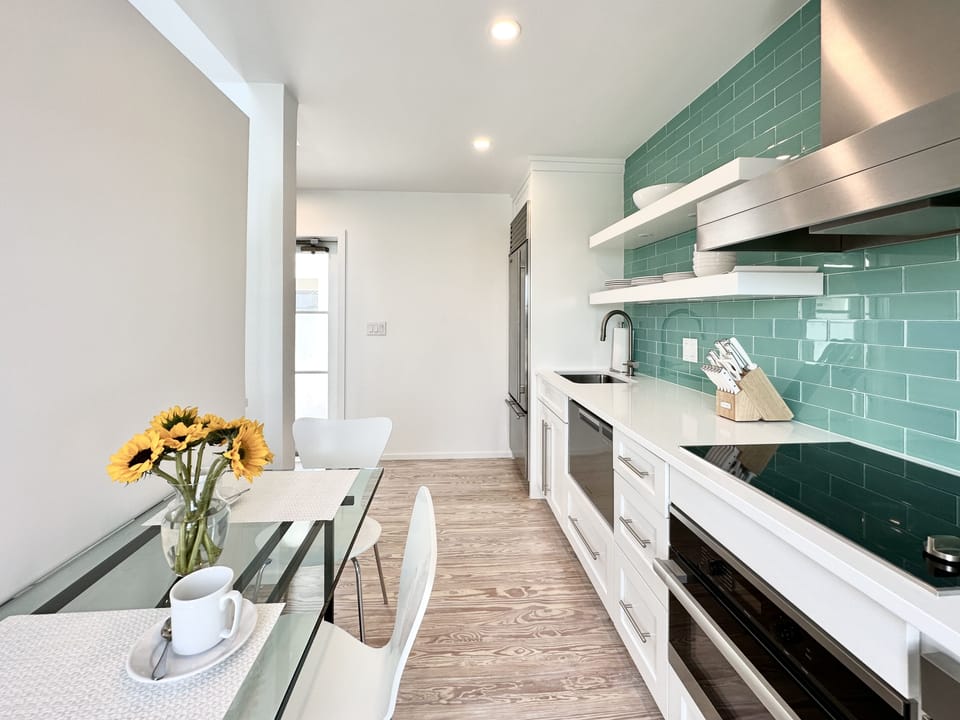 FULLY EQUIPPED KITCHEN W STAINLESS STEEL APPLIANCES