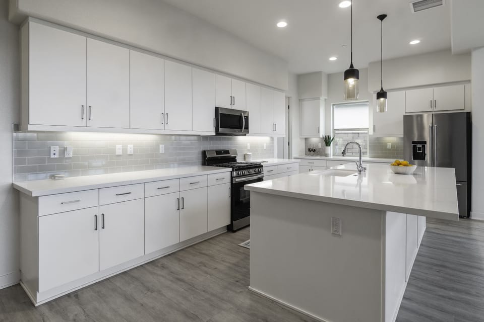 Spacious and Bright Kitchen 