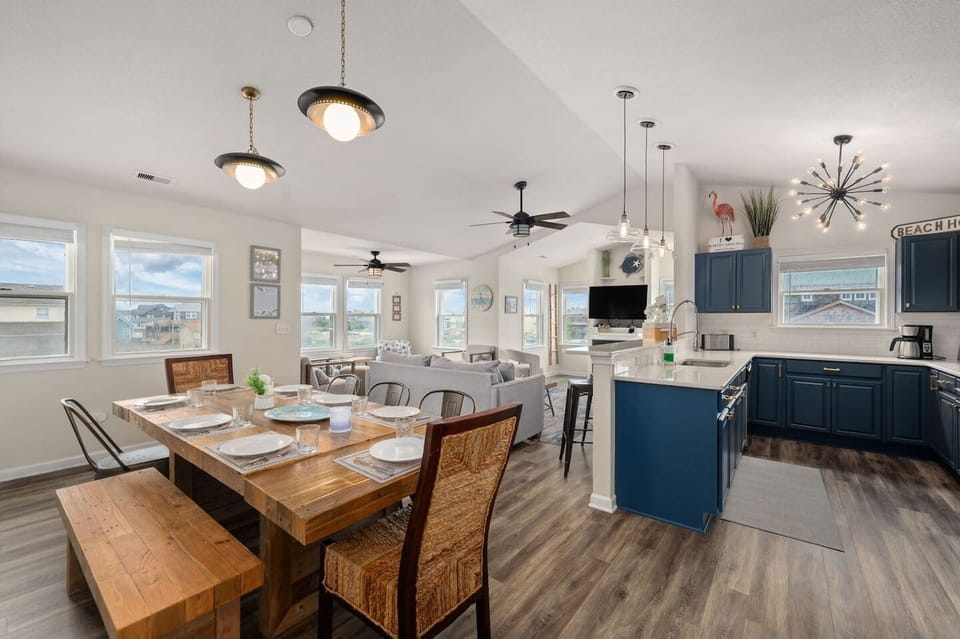 Bright, open, and designed for gathering ✨
This spacious kitchen and dining area is perfect for family meals, morning coffee, and making unforgettable beach house memories together. 🏡🍽️