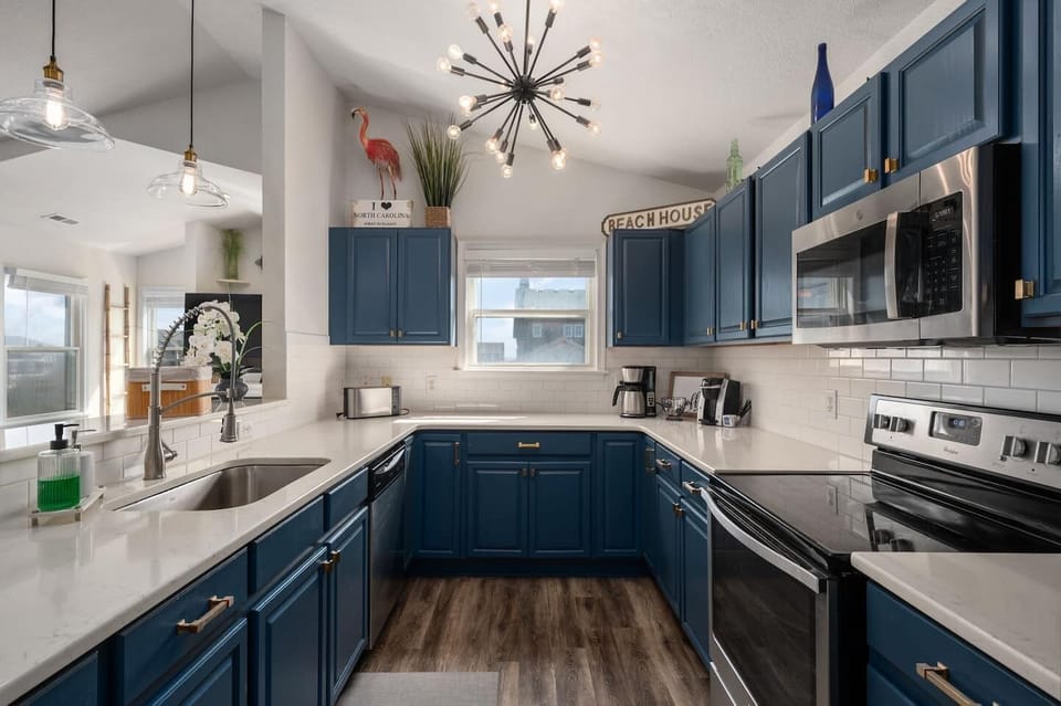Fully equipped kitchen with a modern coastal touch 🍳
Featuring beautiful blue cabinetry, ample counter space, and everything you need to cook and gather with ease during your stay.