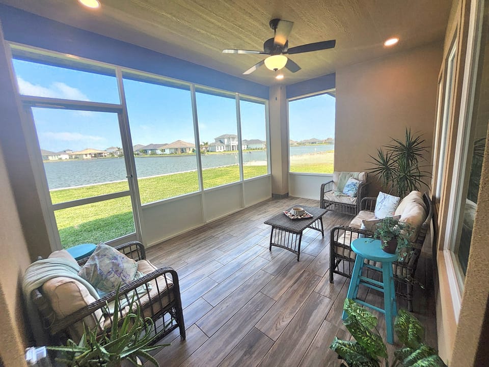 Relax in the screened in patio & watch birds on the lake & sunrises in morning