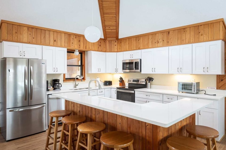 Newly Remodeled, Stocked Kitchen