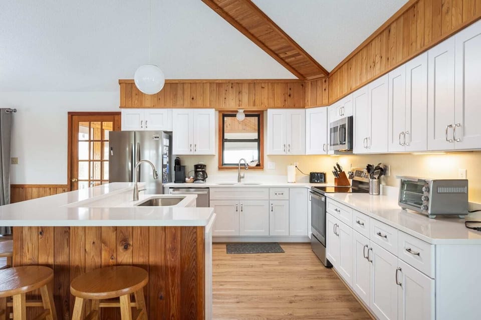 Newly Remodeled Fully Stocked Kitchen