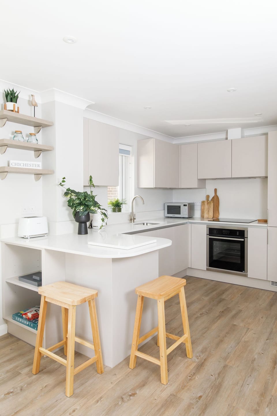 Fully equipped kitchen with breakfast bar 