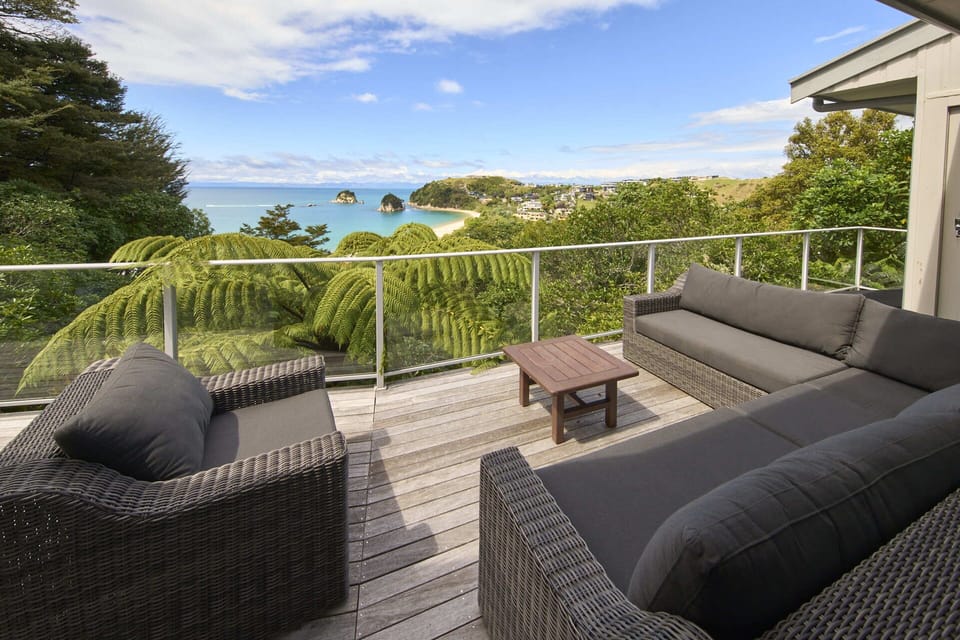Lounge deck facing East - Sunny and hot in the summer mornings!
