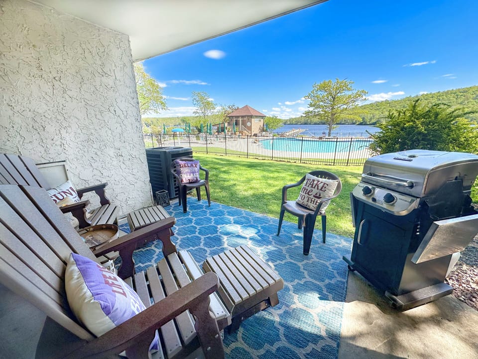 Lakeview Retreat! Lounge & grill on the patio steps away from the lake & pool!