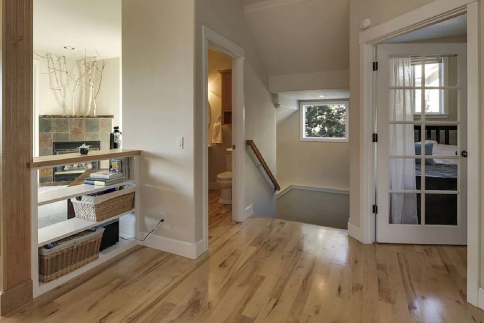 Prime West Bend Location! Upper Balcony with View. A/C. Fireplace. Bikes. House in Bend