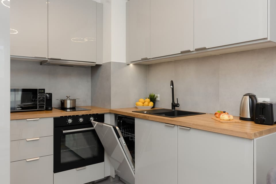 Kitchenette with plenty of kitchen utensils and dishes. 