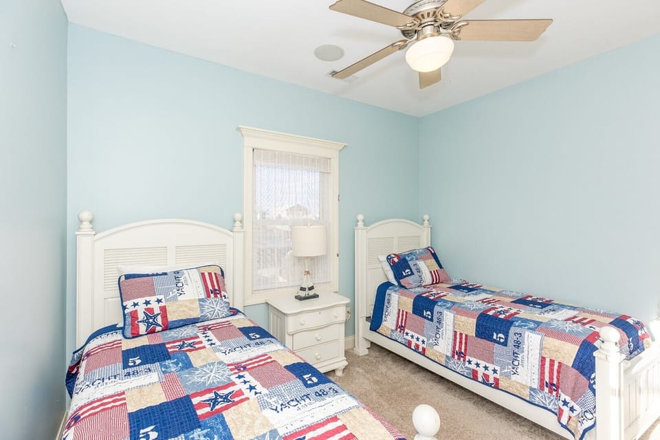 Top Floor 2 Twins Bedroom II