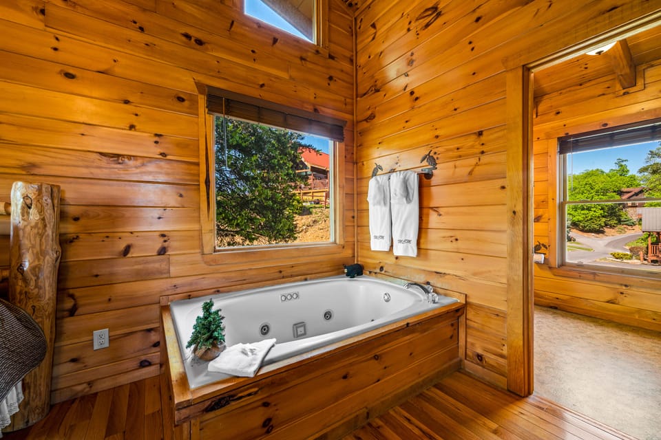 Bed 3: queen bed, jacuzzi tub, ensuite full bath on upper level