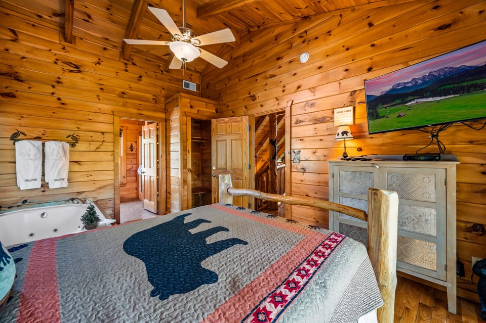 Bed 3: queen bed, jacuzzi tub, ensuite full bath on upper level