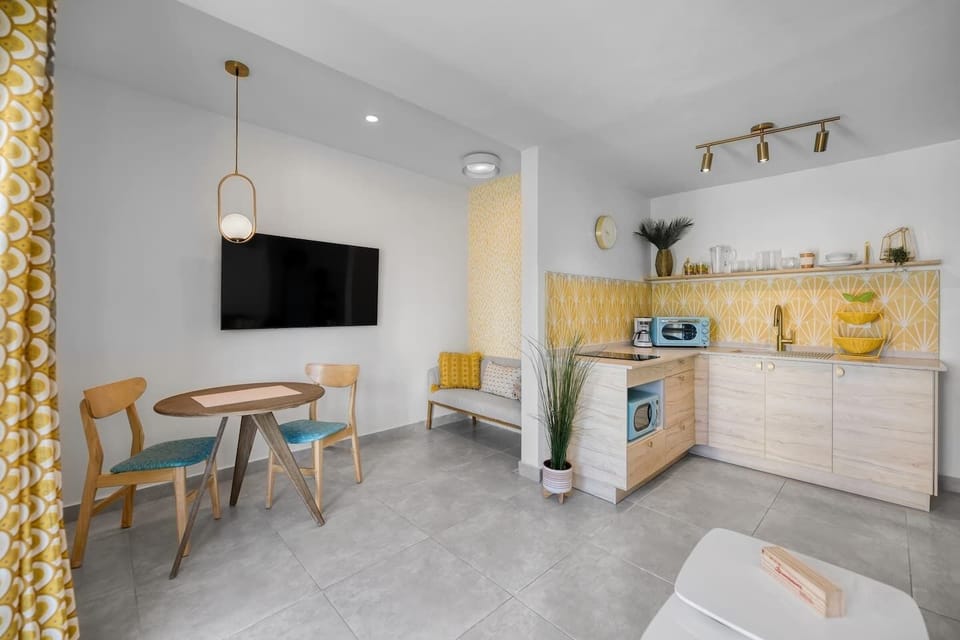Sunrise Kitchen and Dining
