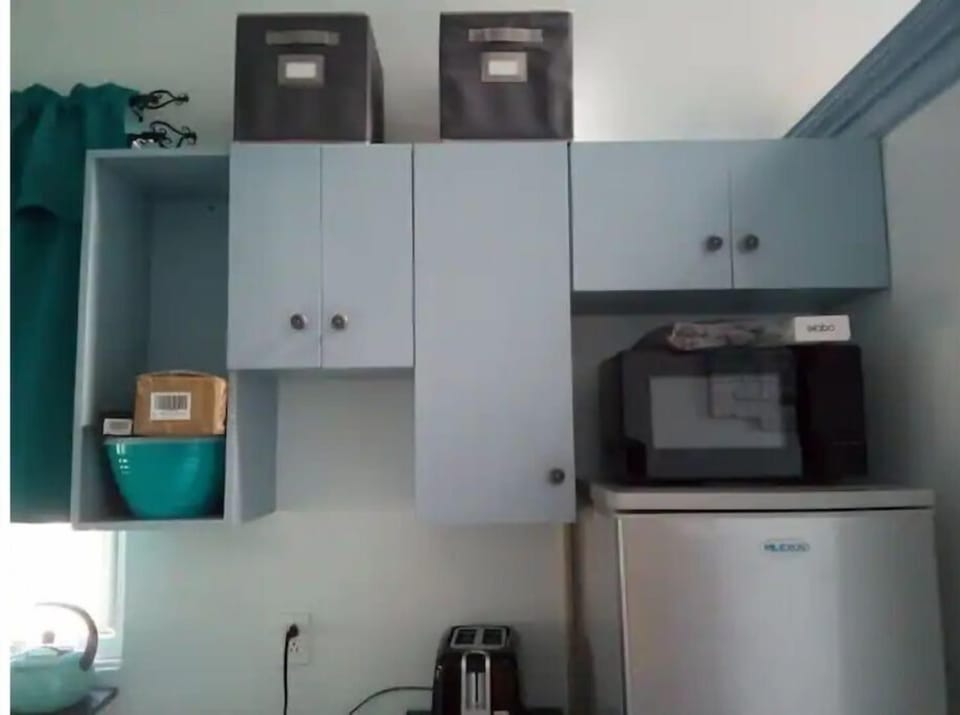 Unique, gated, 24 hr secure, one bedroom must try - kitchen2