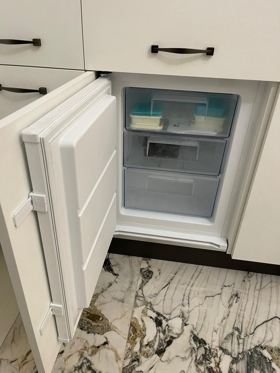 Electrolux freezer with ice cube trays