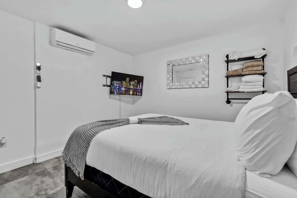 Unwind in this clean, functional space with AC, smart TV, and open shelving—ideal for long stays or weekend escapes.

