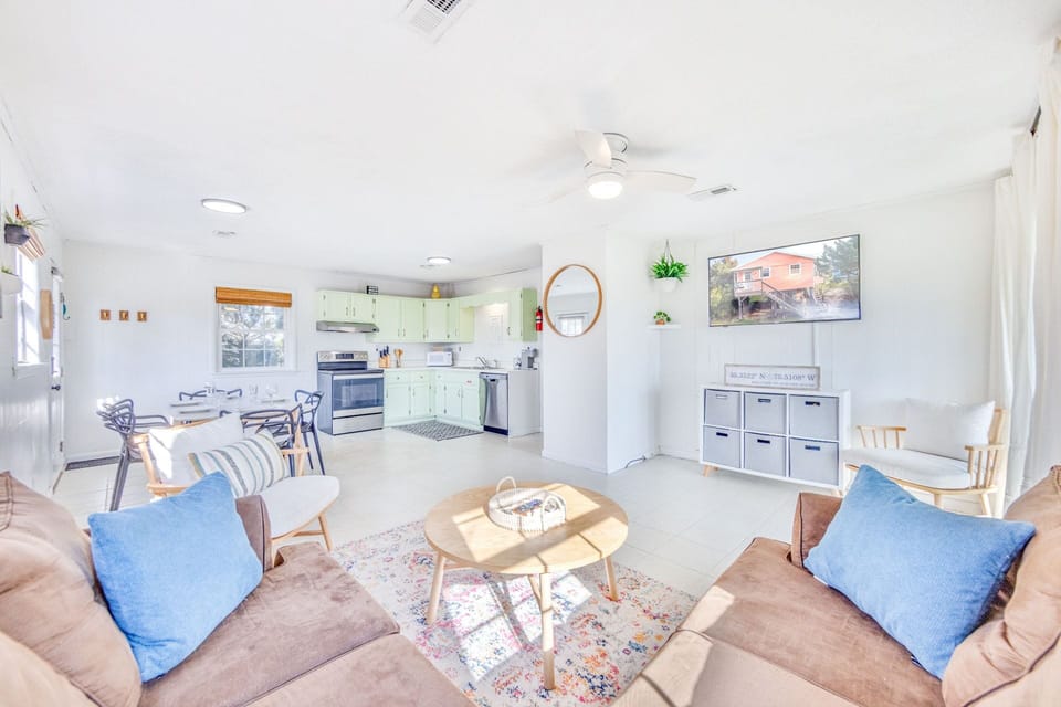 13-Surf-Or-Sound-Realty-1106-Just-Blink-Great-Room-03