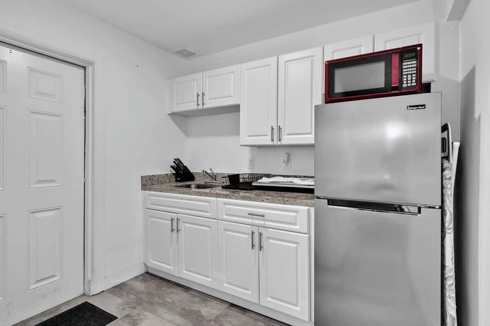 Cook up your favorites in this compact kitchen with granite counters, fridge, microwave, and stovetop. A smart space for extended stays or weekend getaways.


