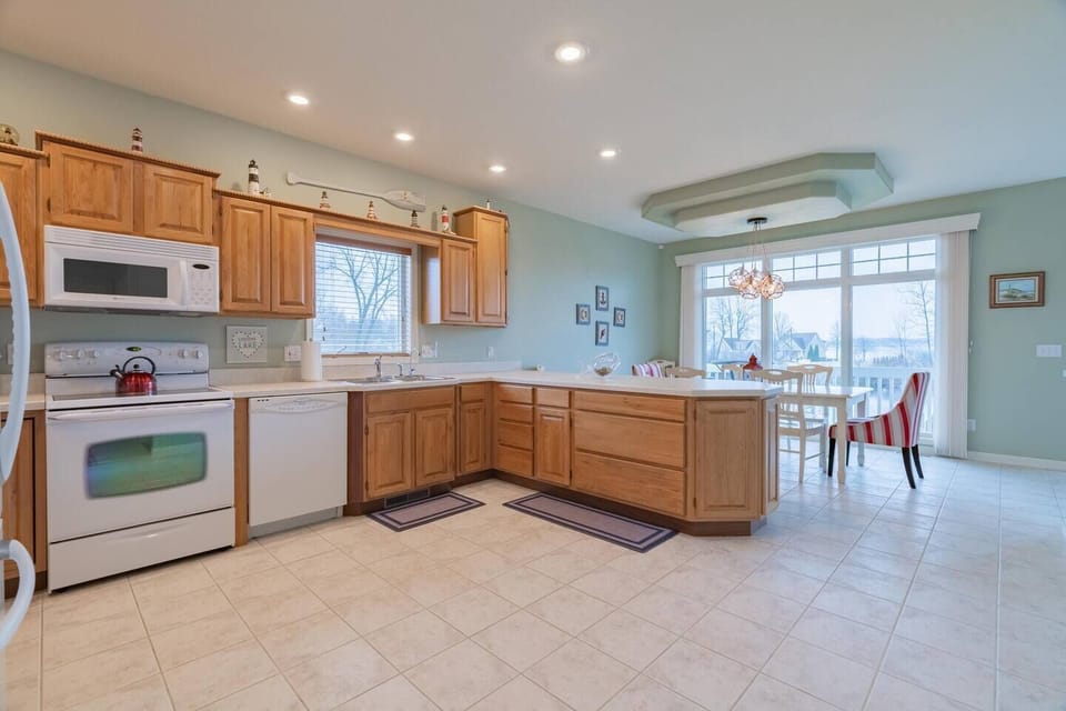 Kitchen is equipped with full size appliances.