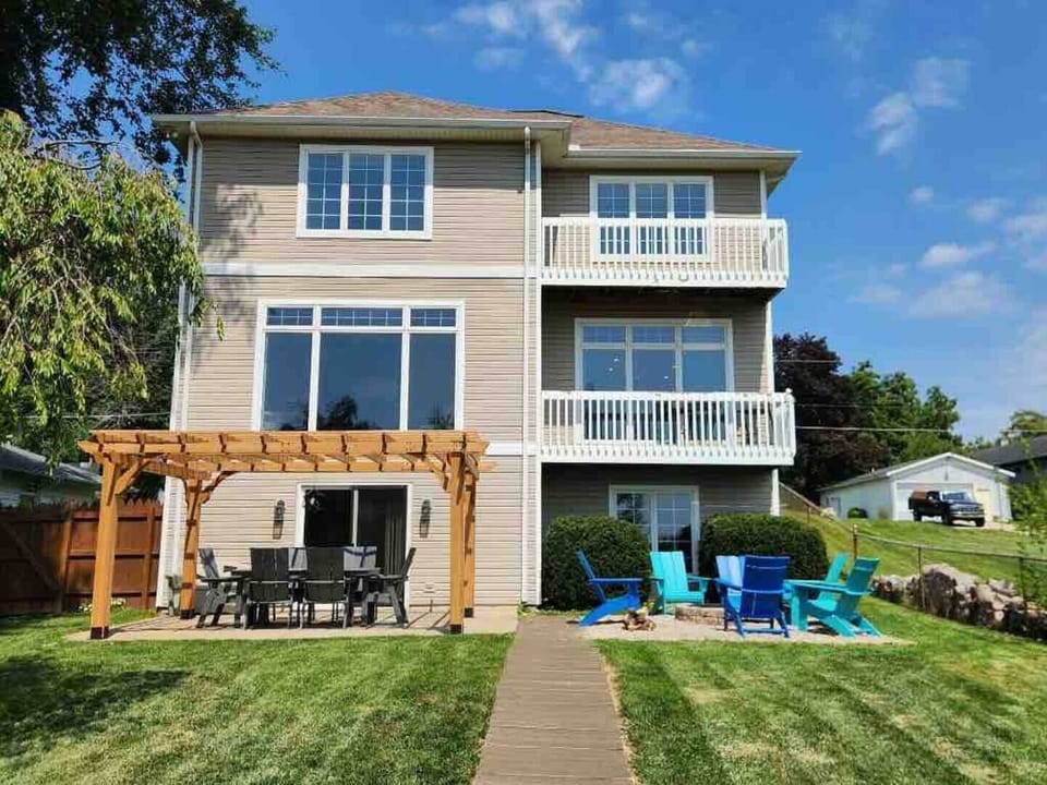 Updated 6 person outdoor dining area & 6 person fire pit! 