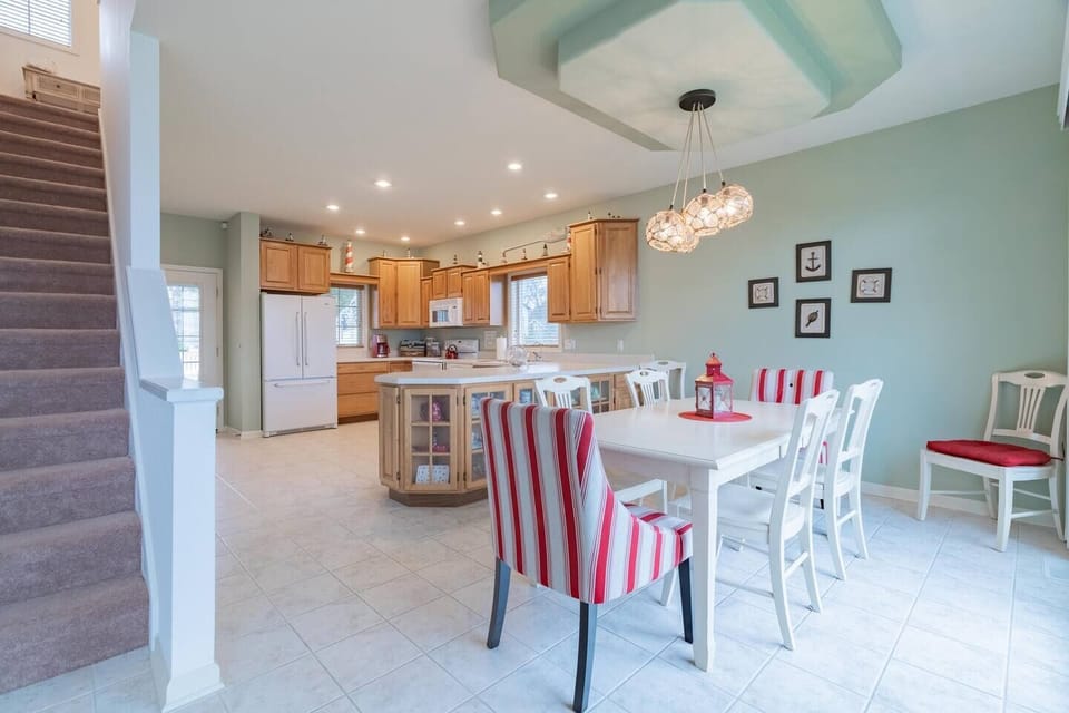 Dining table with seating for 6!