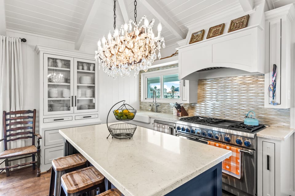 Here's a closer look to that stunning chandelier!