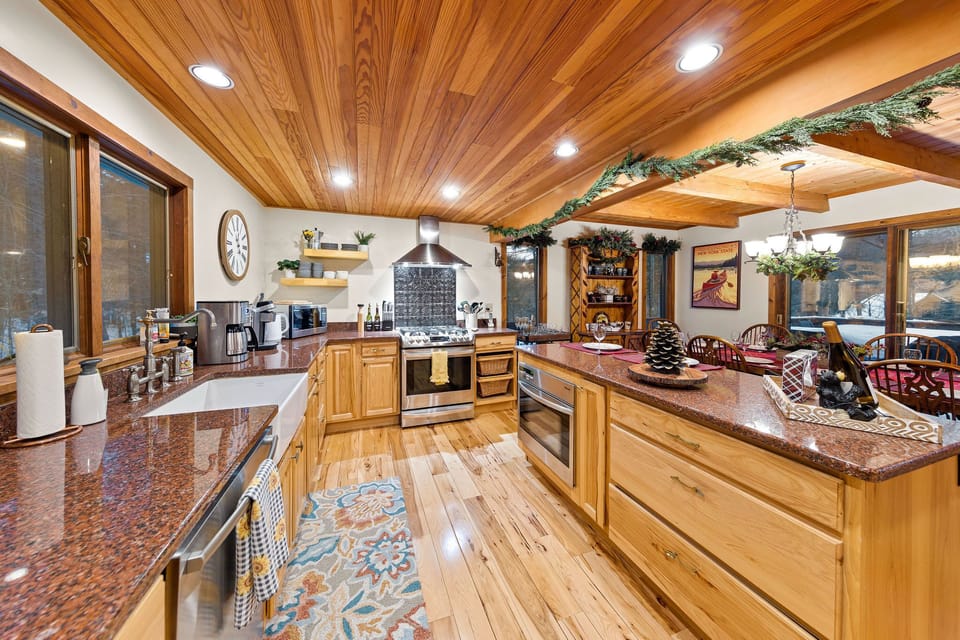 Very well stock kitchen with high quality cookware and tools 