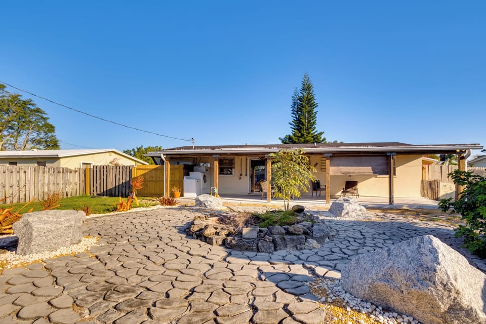 Fenced-In Backyard | Fire Pit (Wood Provided)
