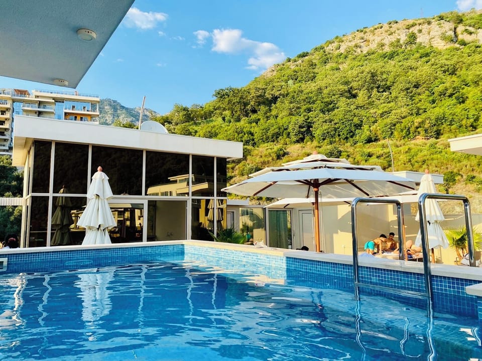 Roof top pool