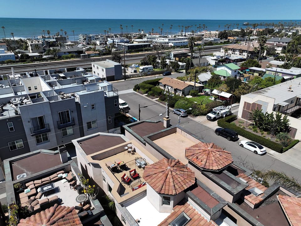 Beautiful Tuscan Inspired Home - Ocean view rooftop terrace- 8 min walk to the beach!! House in Oceanside