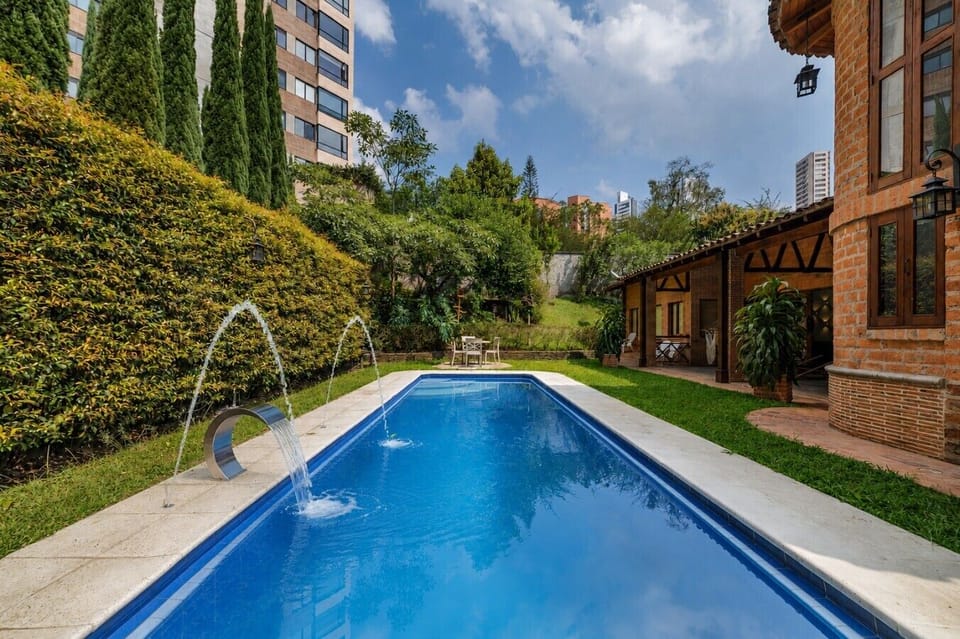 Villa de Lujo con piscina, discoteca privada, 4 habitaciones con capacidad para 15 personas, aire acondicionado y cocina completamente dotada