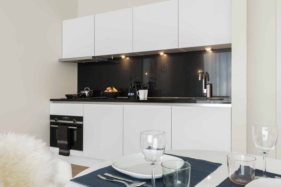 Fully-equipped kitchen with Refrigerator, Stovetop, Microwave, Dishwasher & Coffee maker